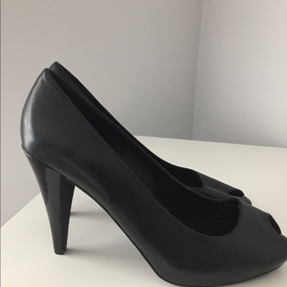 NWT Vera wang black leather with open toe